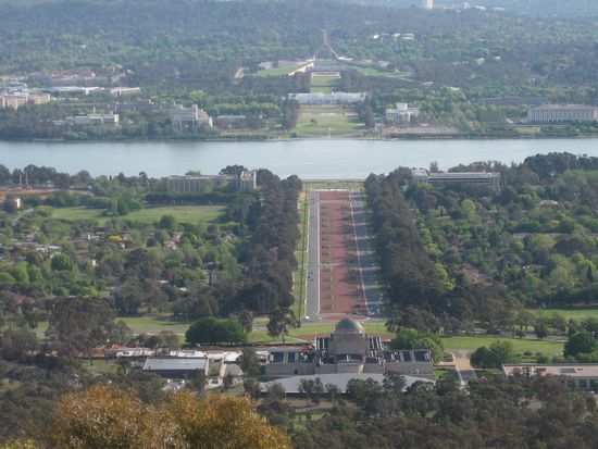 Blick ueber die Stadt vom Mt. Ainslie mit War Memorial und beiden Parlamentsgebaeuden im Hintergrund