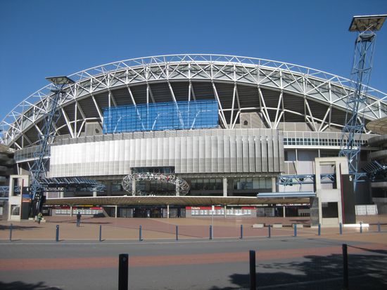 Das Olympia Stadion in Sydney wurde nach der Olympiade von 105000 auf 85000 Plaetze zurueck gebaut und ist heute in erster Linie Football Stadion.
