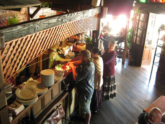 Das Personal im stilvoll eingerichteten Common Ground Cafe - KINDER KOMMT REIN DAS ESSEN WIRD WELK....!