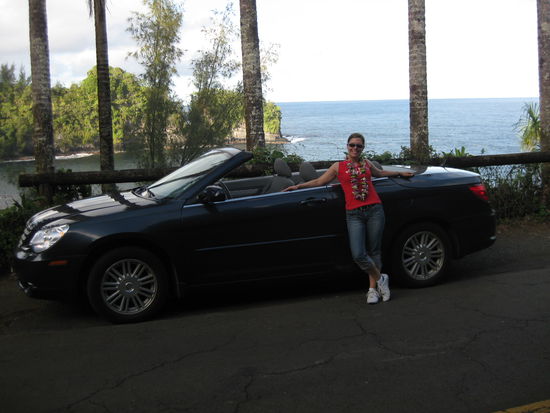 Wer steht denn da mit duftender Blumenkette vor unserem Chrysler Cabrio...