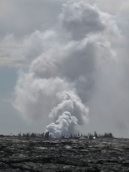 Da fließt die Lava direkt in das Meer. In diesem Teil der Insel sind immer Wolken am Himmel. GIGANTISCH!!!