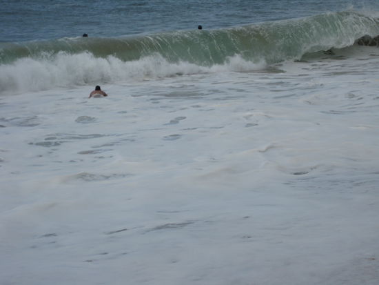 Dieses Bild gibt nicht im Ansatz wieder, welche Wellen die Surfer im Norden der Insel erwarten. Vielleicht ist Gicht ein kleiner Tip....