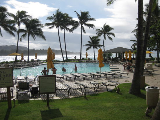 Eines der Top Resorts im Nordosten der Insel. Hinter dem Pool türmen sich gigantische Wellen und im Hotel schlägt einen der Luxus zu Boden. Ein Traum!