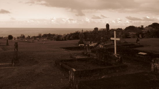 Könnte das neue Werbefoto für "Six Feet Under" werden.
Ist aber ein auf einer Anhöhe gelegener Friedhof nahe Hilo.