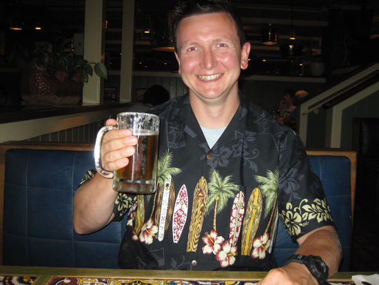 Das ist der Beweis - Bier auf Hawaii!
Man beachte das nagelneue Hawaii-Hemd....