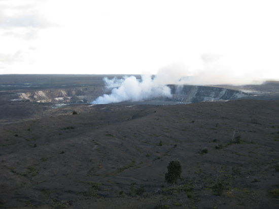 Im Vulcano Nationalpark gibt es u.a. noch einen Krater zu besichtigen, der gemütlich vor sich hin dampft.