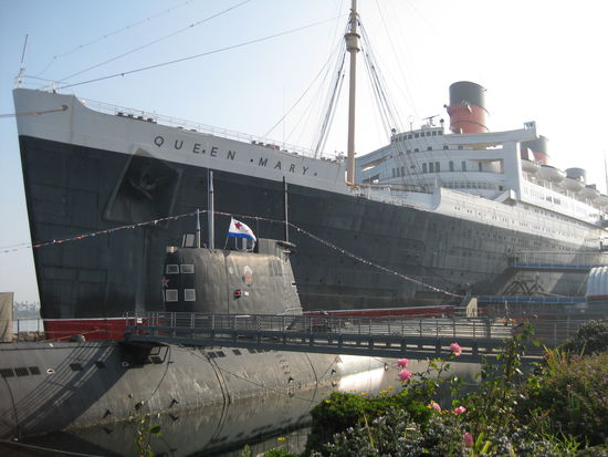 Ein Riesen Pott! Da erscheint das kleine Russenboot eher wie ein Spielzeug.