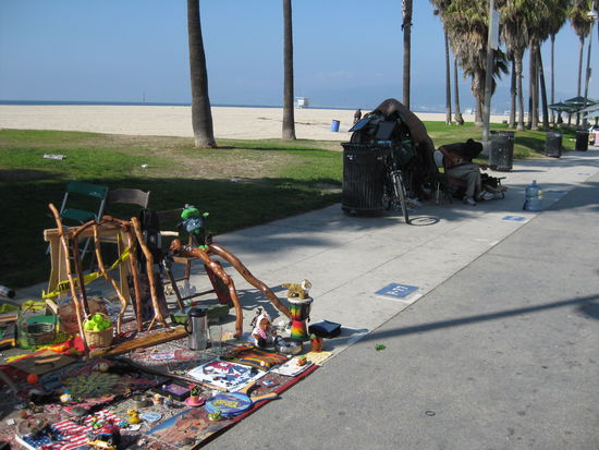 Es wird entlang der Promenade so ziemlich mit allen Dingen gehandelt. Ein bunter Markt der Kulturen.