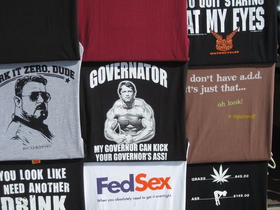 Wenn das nicht mal ein witziges nettes Shirt ist: Arnie ist überall in Californien präsent. Die Frage ist wohl nur, wer ihn auch ernst nimmt....