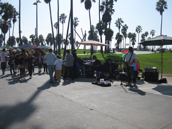 Begnadete Straßenmusiker trifft man überall. Der Typ auf dem Foto konnte es locker mit Santana aufnehmen.