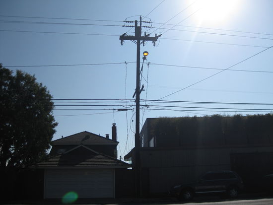 So sieht die gängige Stromversorgung im Lande einer Supermacht aus. Für einen Nobelort wie Malibu eher traurig.