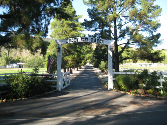 Gepflegte Ranch mit (selbstverständlich) patriotischer Beflaggung.