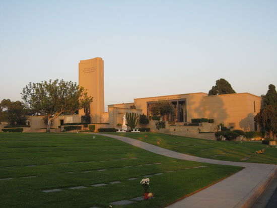 Kriegsgräber mit Gedenkstätte. Auch Humphrey Bogart ist dort begraben. Die Kapellen werden auch für Trauungen genutzt (z.B. Ronald+Nancy Reagan) und sind europäischen Kapellen nachempfunden.