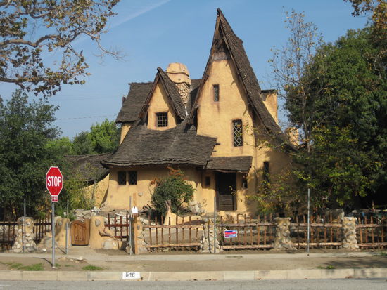 ...wie zum Beispiel dieses krumme Hexenhäuschen inmitten von Nobelvillen. Wie im Märchen!
