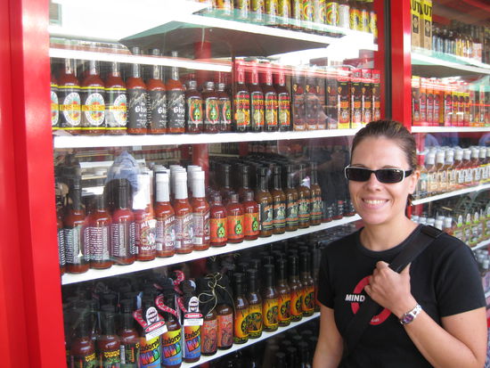 Das ist der Laden mit den wohls schärfsten Chilliy-Saucen der Welt. Die Namen auf den Etiketten sprechen für sich. Die Saucen müssen je nach Schärfegrad mit der Pipette (!) dosiert werden. Wir haben eine mitgebracht!