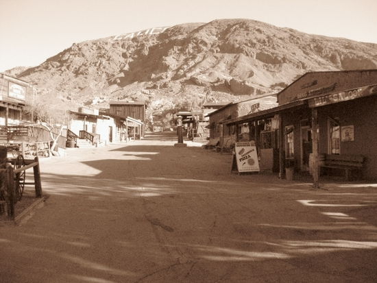 Hauptstraße durch Calico mit kleinen Kaufmannsläden. Wir entschieden uns für den "historischen" Farbfilter der Kamera.