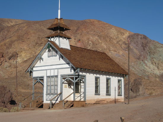 Das alte Schulhaus
Die letzte Lehrerin, welche dort unterrichtet hatte, ist auf dem Friedhof von Calico beerdigt worden.
