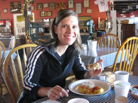 Leckeres Farmer Frühstück im dortigen Restaurant.
Man beachte die goldigen Teller aus der damaligen Zeit...