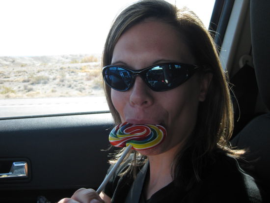 Etwas Süßes für die Kleine, damit sie auf der langen Weiterfahrt Ruhe gibt... 