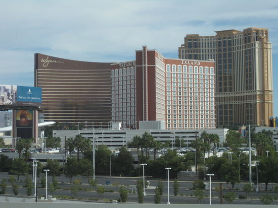 "Treasure Island" (links daneben befindet sich das "Wynn" - derzeit mit 2,7 Milliarden US-Dollar Baukosten das teuerste Hotel in Las Vegas)