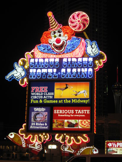 Leuchtreklame des Hotels "Circus Circus" - aufgebaut wie eine Manege