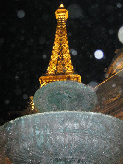 Blick auf den Eifelturm durch die Wassertropfen eines Brunnens