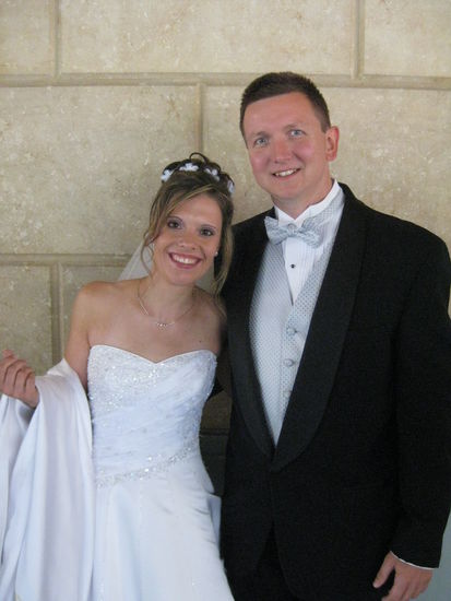 Aufgeregt wartet das schmucke Paar vor dem Hotel auf die Limousine