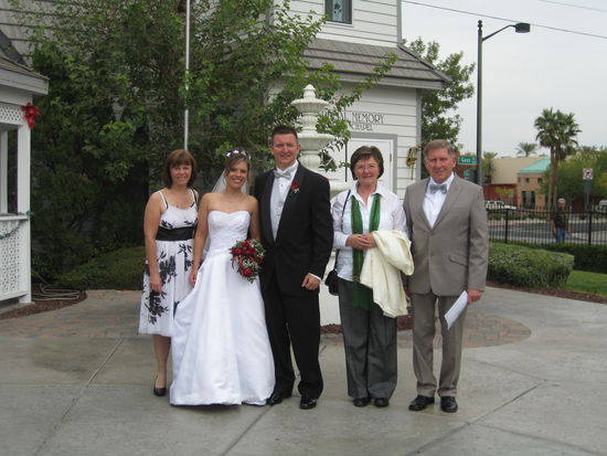 Familienfoto vor der Kapelle