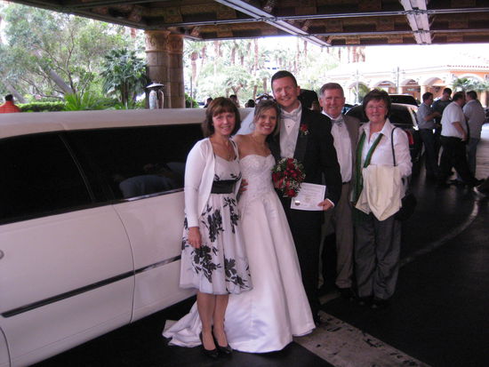 Freudestrahlend nach der Trauung vorm Treasure Island (Beweis: Urkunde).
Da wir kein Weitwinkelobjektiv hatten, passte die Stretch nicht mit auf´s Bild....