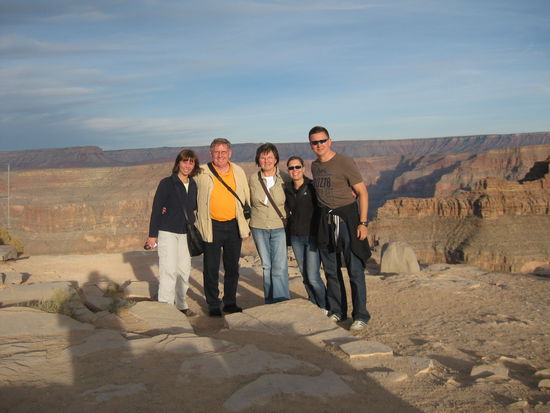 freudestrahlendes Familienfoto am Grand Canyon