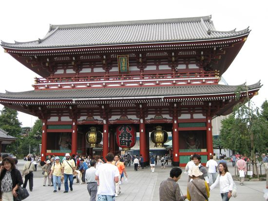 Zugang zur Tempelanlage mit Markt in Asakusa