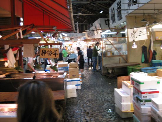 Geschaeftiges Treiben auf dem groessten Fischmarkt der Welt
