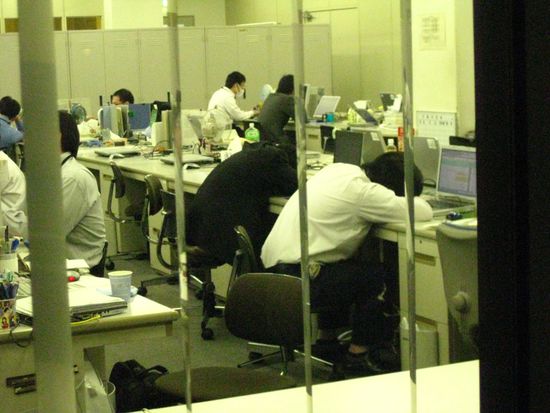 Uebrmuedete Angestellte schlafen auch schon mal im Buero ein