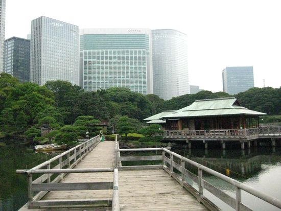Traditionelles Teehaus vor moderner Skyline