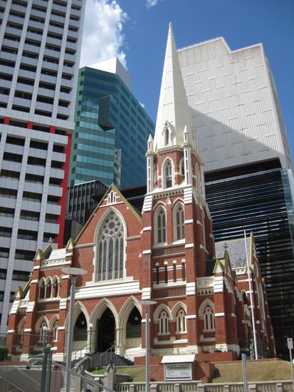 Historische Kirche vor moderner Skyline