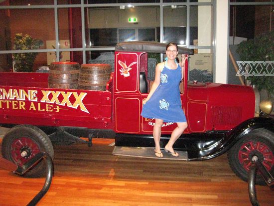 Vorzeitliche XXXX Bierkutsche mit ausgesprochen attraktiver Fahrerin