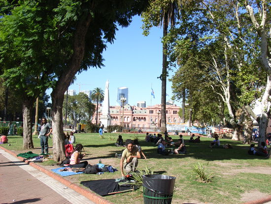 Plaza de Mayo. Im Hintergrund das Casa Rosada, der Präsidentenpalast.