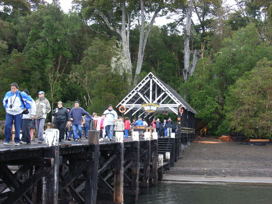 Und alle strömen wieder auf das Schiff.