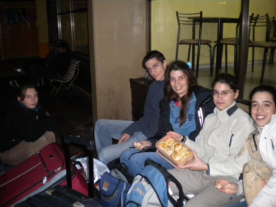 Warten auf den Bus. Wie gut, dass wir leckere Empanadas von Lauras und Fernandos Mutter dabei hatten 