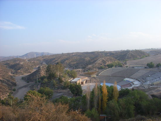 Das Teatro Griego im Park, rundherum Wüste.