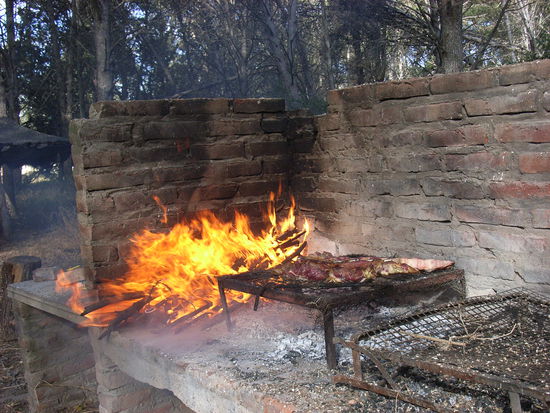 So wird gegrillt! Auf dem Grill nur Fleisch, unter dem Grill nur die Kohle von den Stöcken, die immer wieder nachgeschoben wird.