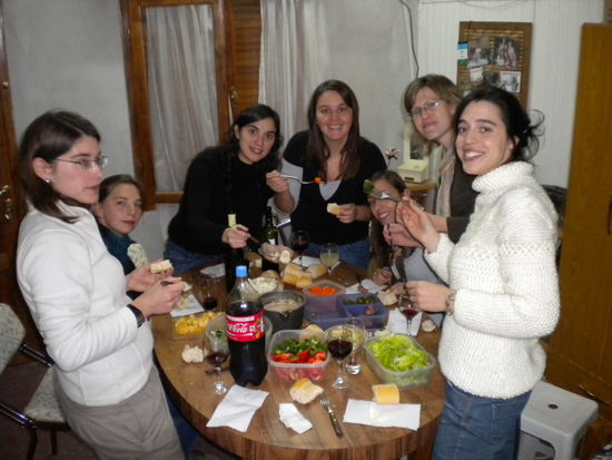 Kein Foto vom Abschied, aber auch ein toller Abend. Wir haben Bagna Cauda gemacht - ein italienisches Essen, ein wenig dem Fondue ähnlich. Man tunkt Gemüse, Brot, Ravioles oder auch Fleisch (schließlich waren wir überwiegend Argentinier  ) in eine cremige Sauce mit Sardellen und viel Knoblauch. Super lecker!