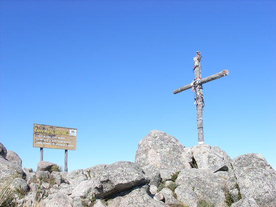 Und nach gut zwei Stunden, 5 km und ca. 900 Höhenmetern waren wir oben. Hier waren 2 Dinge wichtig: