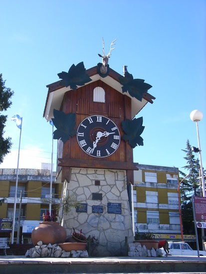 Die riesige Kuckucksuhr in Villa Carlos Paz: ca. 7 m hoch und natürlich von Deutschen gebaut.