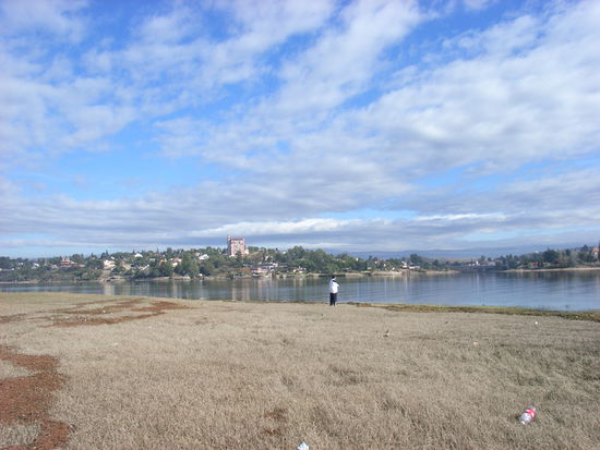 Spaziergang am Fluss.