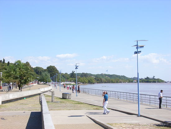 Die Promenade am Fluss - besonders am Sonntag sehr beliebt zum Joggen und für Spaziergänge. Auch trotz Mittagshitze (es waren über 30 °C) und fehlendem Schatten.