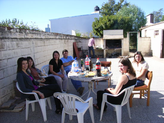 Vor einem der gemeinsamen Essen, das im Hintergrund vorbereitet wird. Es gab...