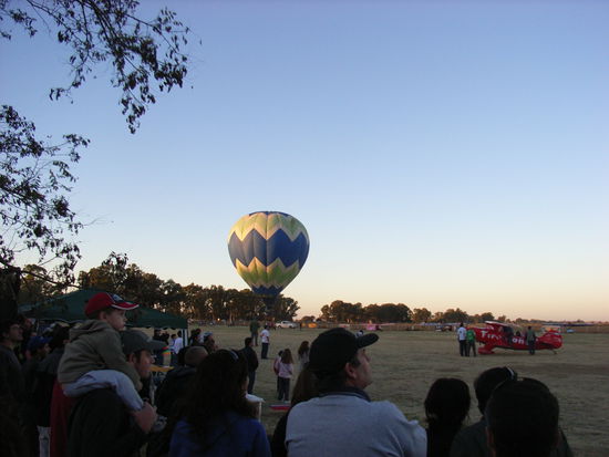 Nach dem Essen ging es dann mit allen zusammen zum Flug-Festival des hiesigen Flugvereins.