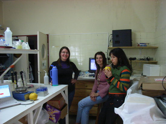 Im Labor, getrunken wird Mate aus einer Grapefruit... sehr lecker!