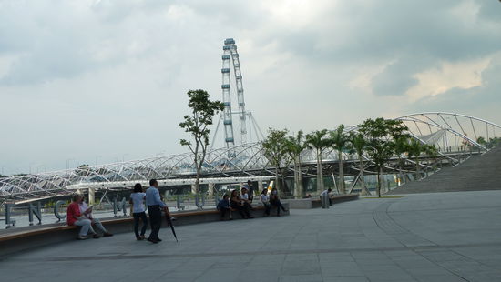 Im Hintergrund die Helix-Brücke, die der DNA nachempfunden sein soll. Ich muss zugeben, ich war etwas enttäuscht, als ich sie dann gesehen habe.